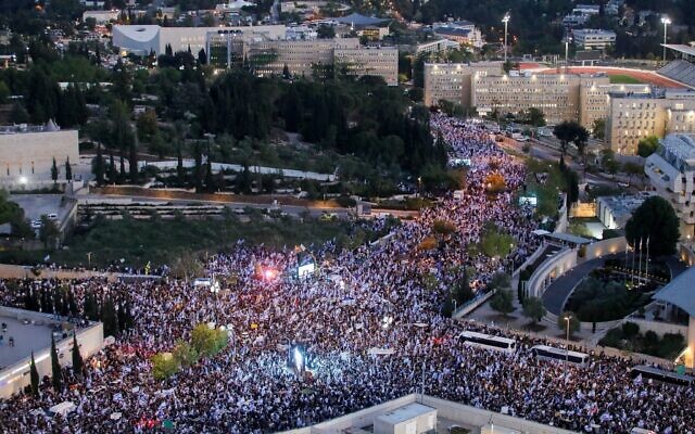An aerial photo of the pro-judicial overhaul rally in Jerusalem on April 27, 2023. (Flash90)