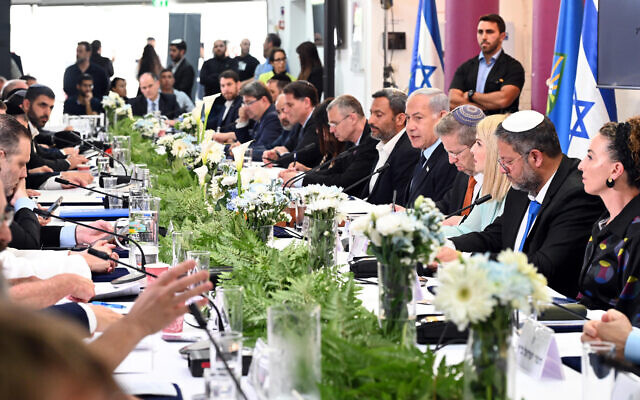 Prime Minister Benjamin Netanyahu holds a cabinet meeting in Sderot on April 20, 2023. (Haim Zach / GPO)