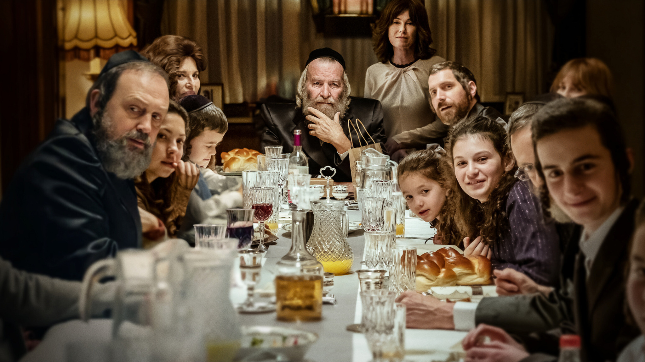 Dudu Fisher (center) leads Shabbat dinner in a scene from the Netflix series 'Rough Diamonds.' (Netflix)