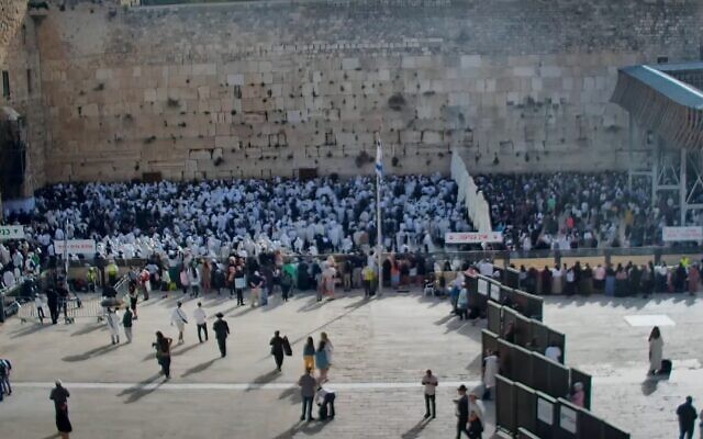 Thousands gather at the Western Wall in Jerusalem for the semi-annual priestly blessing ceremony, April 9, 2023 (Screenshot)