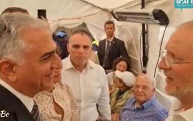 Reza Pahlavi, son of the last shah of Iran, (L) meets with Leo Dee (R) during a condolence call in the West Bank settlement of Efrat on April 18, 2023 (Screen capture Srugim; used in accordance with Clause 27a of the Copyright Law)