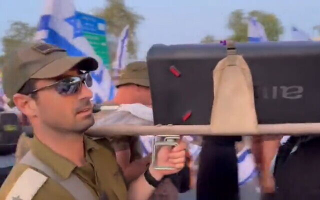 An IDF officer with the rank of major is seen participating in a protest in support of the judicial overhaul in Jerusalem, April 27, 2023. (Screenshot: Channel 12 news; used in accordance with Clause 27a of the Copyright Law)