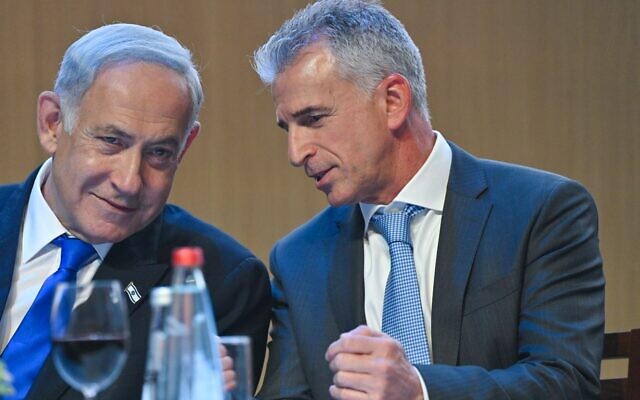 Prime Minister Benjamin Netanyahu (left) and Mossad chief David Barnea at a pre-Passover toast April 4, 2023. (Kobi Gideon/GPO)