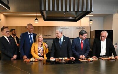 Prime Minister Benjamin Netanyahu tastes cultured fish and meat at Rehovot-based Steakholder Foods, April 19, 2023. (Haim Zach/GPO)