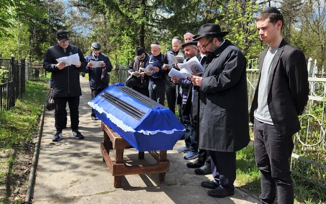 Kharkiv Rabbi Moshe Moskovitz conducts a burial service for Ali Shabay, who fell in battle near Kharkiv, April 23, 2023 (courtesy)