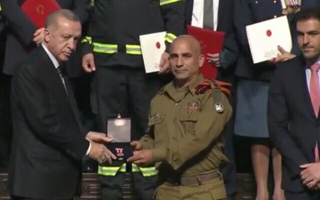 Turkish President Recep Tayyip Erdogan (L) awards Col. (res.) Golan Vach, who led the IDF Home Front Command search and rescue teams in Turkey following February's major earthquake, with a certification of appreciation on April 25, 2023. (Courtesy)