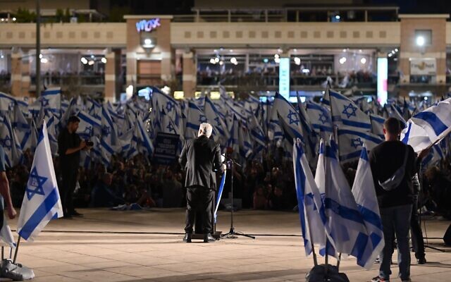 Opposition leader Yair Lapid speaks to the crowd at an anti-overhaul rally in Kfar Saba, April 29, 2023. (Elad Gutman/Courtesy)
