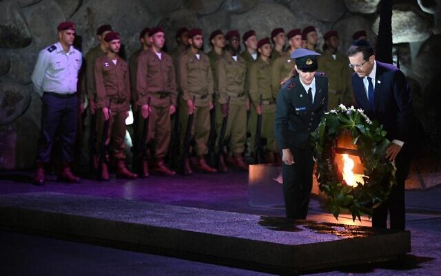President Isaac Herzog lays a wreath at Yad Vashem on Holocaust Remembrance Day, April 18, 2023 (Haim Zach/GPO)