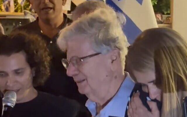 Former chief justice Aharon Barak in tears as supporters sing Israeli national anthem outside his Tel Aviv home, April 20, 2023. (Screenshot, Twitter/ Used in accordance with Clause 27a of the Copyright Law)
