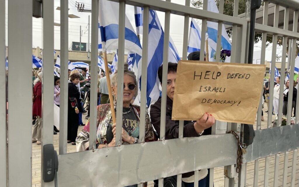 Protesters outside JFNA confab try to engage visiting US Jews on judicial overhaul - Vimarsana News