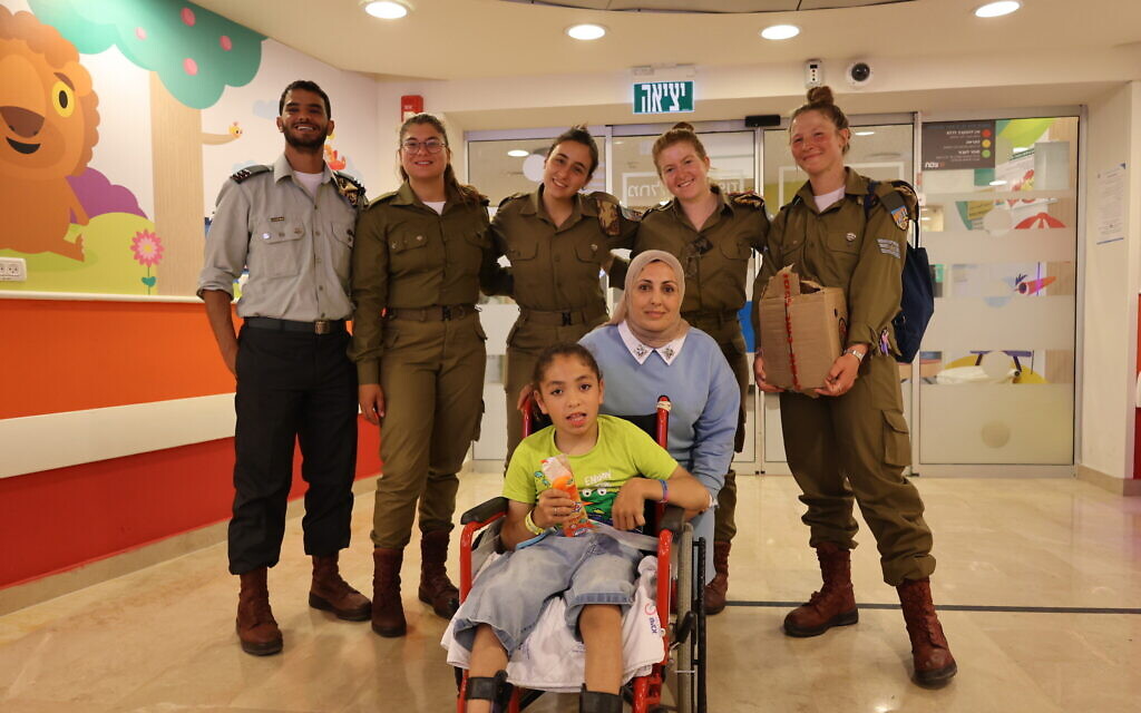 IDF soldiers volunteer at Safra Children’s Hospital - Sponsored Content