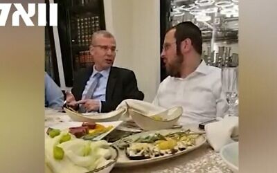 Justice Minister Yariv Levin (left) at a dinner with Haredi activists, May 1, 2023. (Walla screenshot: used in accordance with Clause 27a of the Copyright Law)