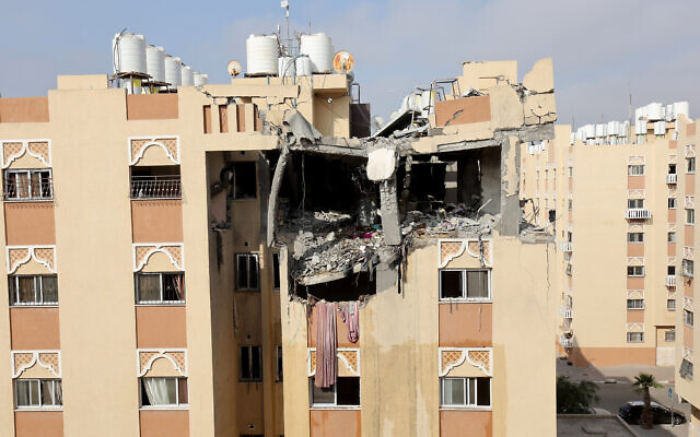 A picture shows a Gaza building housing the apartment (top floor) of an Islamic Jihad leader, which was destroyed by an Israeli airstrike in Khan Younis, early on May 11, 2023. (SAID KHATIB / AFP)
