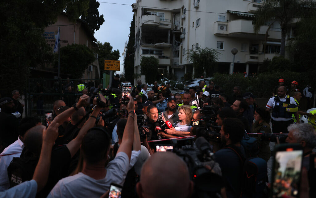 Israel Police Commissioner Kobi Shabtai speaks to members of the media near a building that was hit by a rocket fired from the Gaza Strip, in Rehovot, May 11, 2023. (AHMAD GHARABLI / AFP)