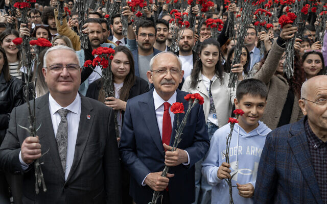 Turkey's Republican People's Party (CHP) Chairman and Presidential candidate Kemal Kilicdaroglu (C) walks to Anitkabir, the mausoleum of Turkey's founder Mustafa Kemal Ataturk, during an election campaign in Ankara, on May 13, 2023. (BULENT KILIC / AFP)