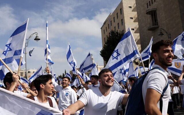 Israelis wave flags during the annual Jerusalem Day Flag March, May 18, 2023. (RONALDO SCHEMIDT / AFP)