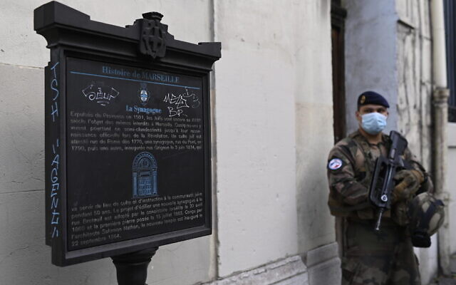 A French officer stands guard near a synagogue in Marseille on November 3, 2020. (Christophe SIMON / AFP)