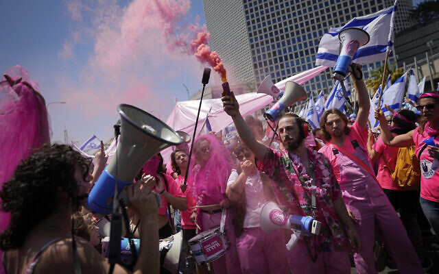 Israelis protest against plans by Prime Minister Benjamin Netanyahu's government to overhaul the judicial system, in Tel Aviv, May 4, 2023. (AP Photo/Ohad Zwigenberg)