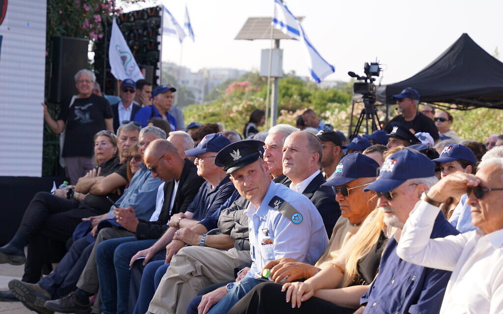 Hundreds of retired Air Force members back reservists who threaten refusal due to overhaul - Vimarsana News
