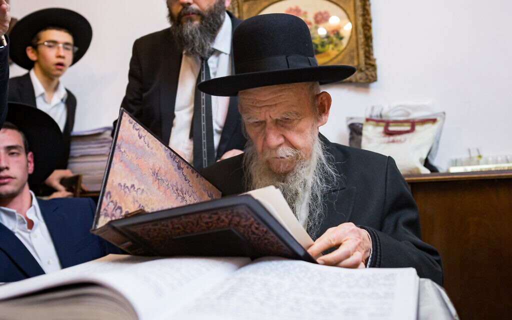 Rabbi Gershon Edelstein, head of the Ponevez Yeshiva, at his home in Bnei Brak, December 19, 2017. (Aharon Krohn/Flash90)