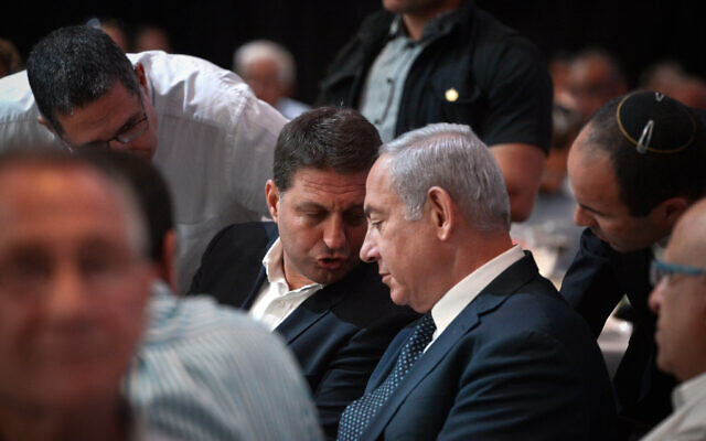 Modiin Mayor and Federation of Local Authorities chair Haim Bibas, left, speaks with Prime Minister Benjamin Netanyahu during a Rosh Hashanah toast event for municipal leaders at Airport City, August 30, 2018. (Flash90)