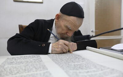 Rabbi Gershon Edelstein, head of the Ponevezh Yeshiva, seen in his home in the ultra orthodox Jewish town of Bnei Brak, on May 20, 2021. (Yaakov Naumi/FLASH90)