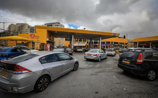A traffic jam at the entrance to a gas station in Jerusalem, on March 11, 2022. (Jamal Awad/Flash90)