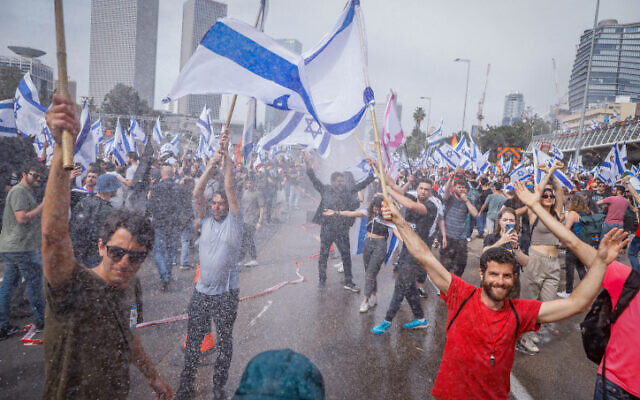 Israelis block the Ayalon highway and clash with police in Tel Aviv during a protest against the government's planned judicial overhaul on March 23, 2023. (Erik Marmor/Flash90)