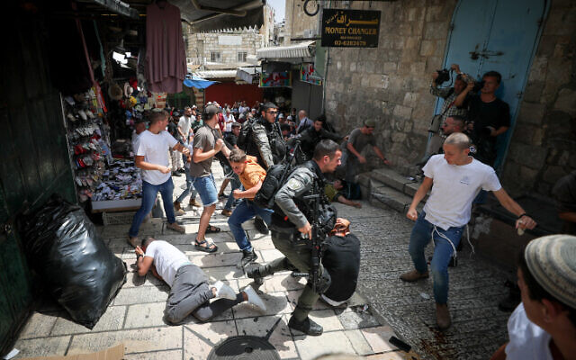 Right-wing Israelis clash with Palestinians in the Muslim Quarter of Jerusalem's Old City on Jerusalem Day, May 18, 2023. (Jamal Awad/Flash90)
