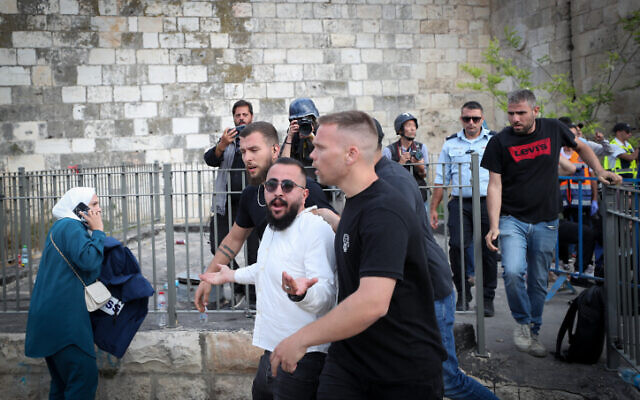 Police detain a man suspected of attacking members of the press at Damascus Gate on Jerusalem Day, May 18, 2023. (Jamal Awad/Flash90)