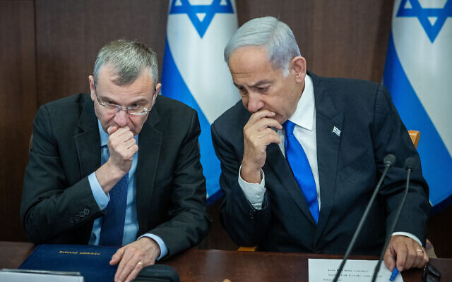 Prime Minister Benjamin Netanyahu (R) speaks with Justice Minister Yariv Levin, during the weekly cabinet meeting at the Prime Minister's Office in Jerusalem, May 28, 2023. (Yonatan Sindel/Flash90)