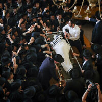 Thousands gather around the body of Rabbi Gershon Edelstein, head of the Ponevezh Yeshiva in Bnei Brak, on May 30, 2023. (Yonatan Sindel/FLASH90)