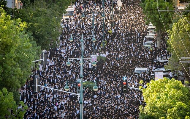 Thousands attend the funeral of Rabbi Gershon Edelstein, head of the Ponevezh Yeshiva, and spiritual leader of the Degel HaTorah party in Israel, in the ultra-Orthodox Jewish city of Bnei Brak, on May 30, 2023. (Yonatan Sindel/Flash90)