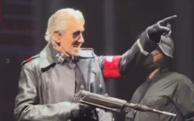 Roger Waters dressed as a fascist while onstage in Berlin, May 2023. (Twitter screenshot; used in accordance with Clause 27a of the copyright law)