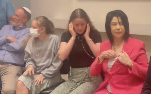 The family of Lucy Dee, who was killed along with two of her daughters in a West Bank terror shooting, meet with the recipients of organs she donated, at Beilinson Hospital in Petah Tikva, May 2, 2023. (Twitter video screenshot: used in accordance with Clause 27a of the Copyright Law)