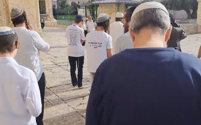 Jewish men pray as they exit the Temple Mount site on May 18, 2023 (Screen grab used in accordance with Clause 27a of the Copyright Law)