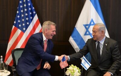 US House Speaker Kevin McCarthy (L), in Israel at the head of a bipartisan delegation, shakes hands with Prime Minister Benjamin Netanyahu, May 1, 2023 (Amos Ben-Gershom/GPO)