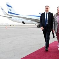 President Isaac Herzog and First Lady Michal Herzog board their flight to Baku, Azerbaijan, May 30, 2023 (Haim Zach/GPO)