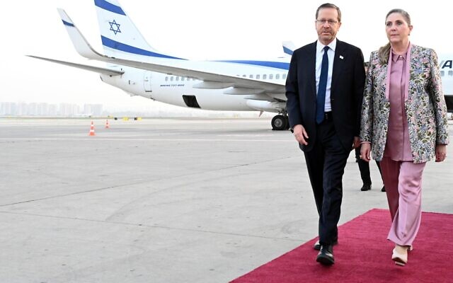 President Isaac Herzog and First Lady Michal Herzog board their flight to Baku, Azerbaijan, May 30, 2023 (Haim Zach/GPO)