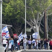 Protesters against the judicial overhaul demonstrate outside a venue in Los Angeles, leading to Israeli Science Minister Ofir Akunis canceling his appearance, May 30, 2023 (UnXeptable protest group)
