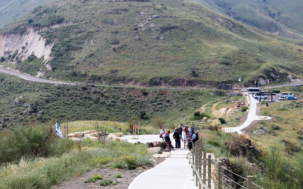 A group on its way up to the national park at Sussita. (Shmuel Bar-Am)