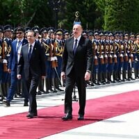 President Isaac Herzog (L) reviews an honor guard in Baku alongside Azerbaijani President Ilham Aliyev, May 30, 2023 (Haim Zach/GPO)