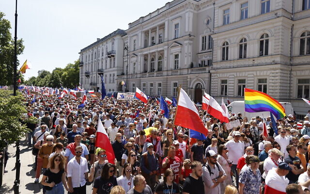Poles attend an anti-government demonstration organized by the opposition in Warsaw on June 4, 2023. (Wojtek Radwanski / AFP)