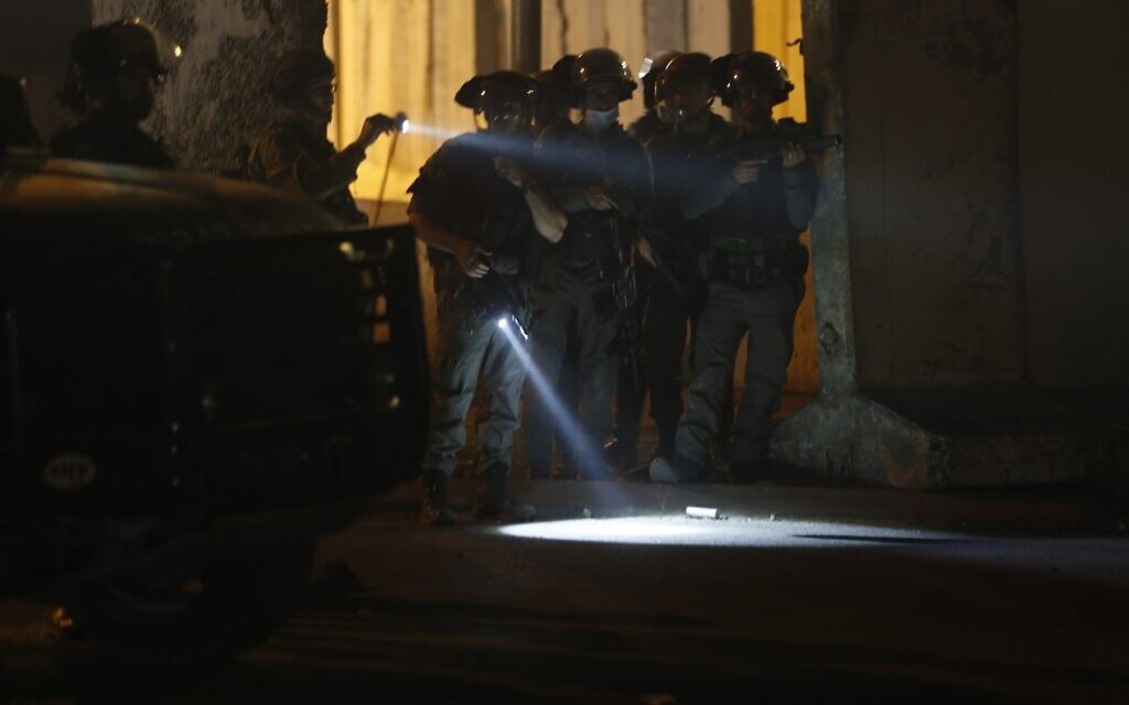 world News  Israeli guard lightly injured in shooting at West Bank checkpoint near Jerusalem