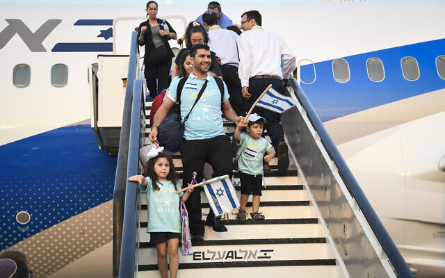 New immigrants from North America arrive at Ben Gurion airport on August 14, 2019. (Flash90)