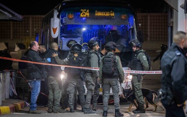 Police at the scene of a stabbing attack at a checkpoint near the Shuafat refugee camp in East Jerusalem. February 13, 2023.(Yonatan Sindel/Flash90)
