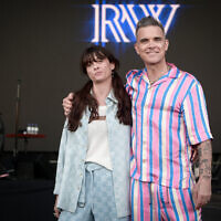 British pop star Robbie Williams, right, and Israeli singer Noga Erez in Tel Aviv, May 31, 2023. (Avshalom Sassoni/FLASH90)