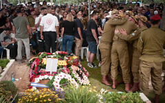 Family and friends attend the funeral of Sgt. Lia Ben Nun who was killed on the Egyptian border the day before at the military cemetery in Rishon Lezion, June 4, 2023. (Avshalom Sassoni/Flash90)