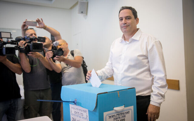 Interim head of the Israel Bar Association Amit Becher casts his ballot for the chairmanship of the organization at a polling station in Tel Aviv, June 20, 2023. (Miriam Alster/Flash90)