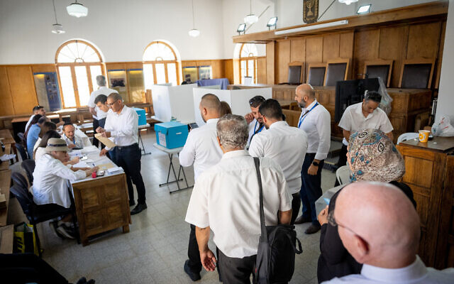Lawyers cast their ballots for the head of the Israel Bar Association at a voting station at the Magistrate's Court in Jerusalem, June 20, 2023. (Yonatan Sindel/Flash90)